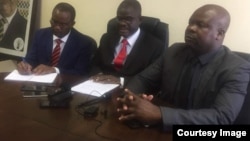 Vakafanobata chigaro chasachigaro veMDC-T inotungamirirwa naVaChamisa, VaMorgan Komichi (vari pakati) vachitaura nevatori venhau.