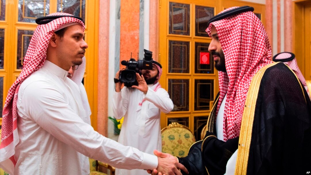 Sin Džamala Kašogija Salah rukuje se sa saudijskim prestolonaslednikom princom Muhamedom bin Salmanom, 23. oktobra u Rijadu (Foto: AP/Saudijska novinska agencija )