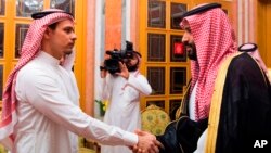 Salah bin Jamal Khashoggi (kiri) berjabat tangan dengan Putra Mahkota Saudi Mohammed bin Salman di Riyadh, Saudi Arabia, Selasa (23/10). 