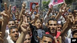 Anti-government protesters shout slogans during a demonstration demanding the ouster of Yemen's President Ali Abdullah Saleh, in the southern city of Taiz April 12, 2011