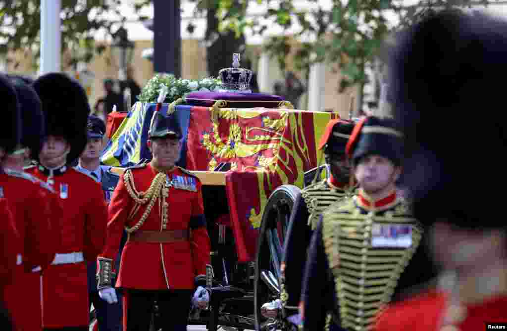 La procesión del ataúd de la reina Isabel II de Gran Bretaña desde el Palacio de Buckingham hasta las Casas del Parlamento, en Londres, Gran Bretaña, el 14 de septiembre de 2022. REUTERS/Marko Djurica
