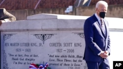 El presidente Joe Biden se aleja después de colocar una ofrenda floral en la tumba del reverendo Martin Luther King Jr. y su esposa, Coretta Scott King, el 11 de enero de 2022, en Atlanta, Georgia.