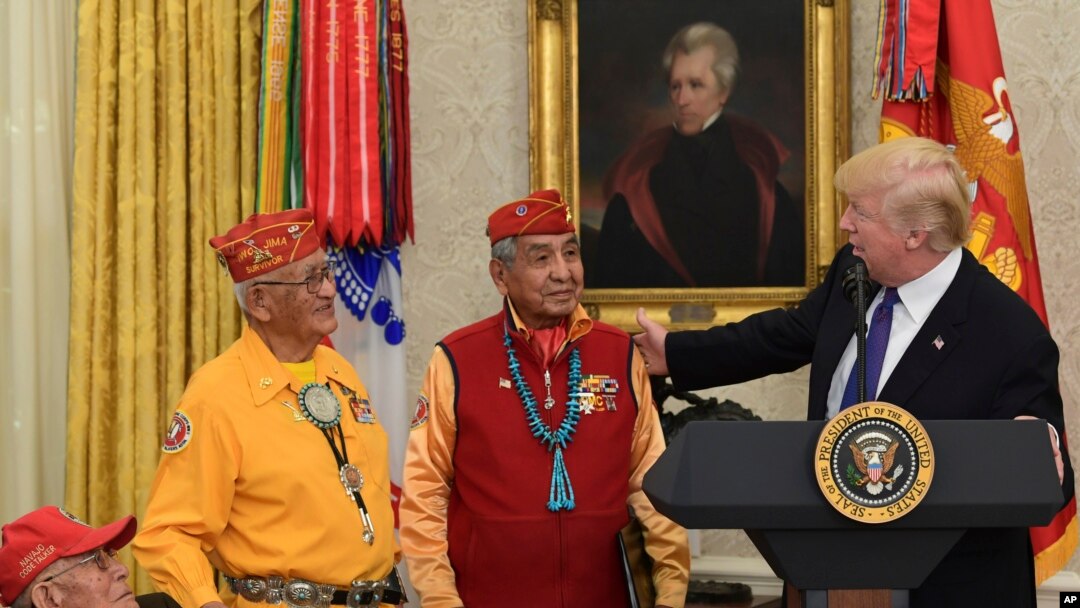 Presiden AS Donald Trump dalam upacara di Gedung Putih hari Senin (27/11), yang diselenggarakan untuk menghormati Fleming Begaye, Thomas Begay dan Peter MacDonald; tiga dari 13 Navajo Code Talkers.