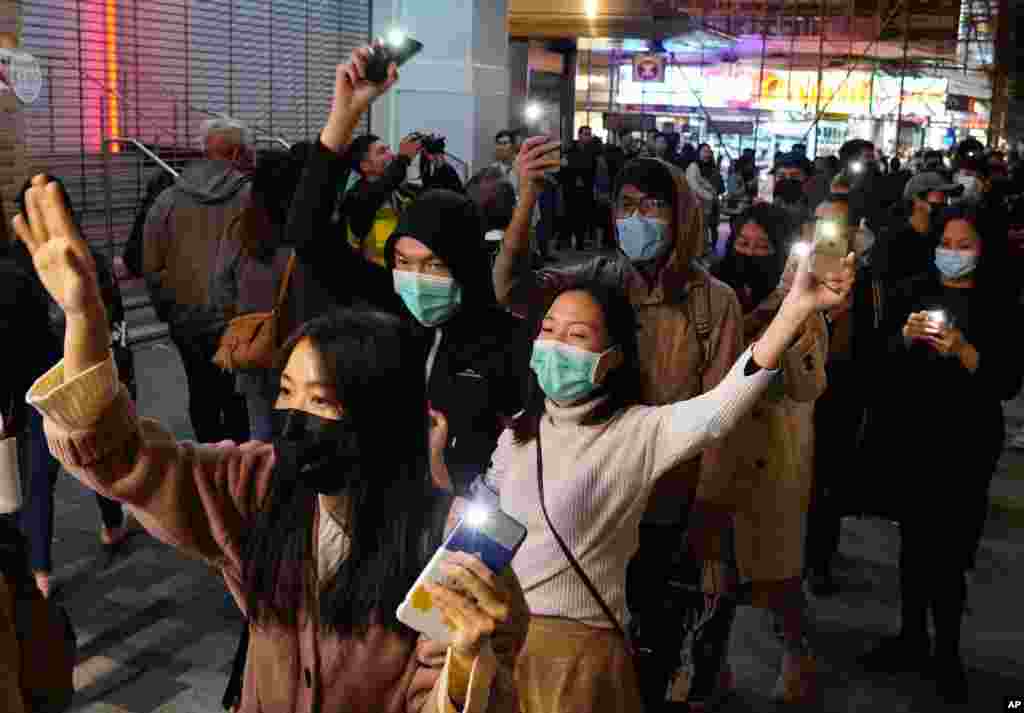 La marcha de manifestantes recordó a los muertos y heridos en las protestas durante el año que se va.