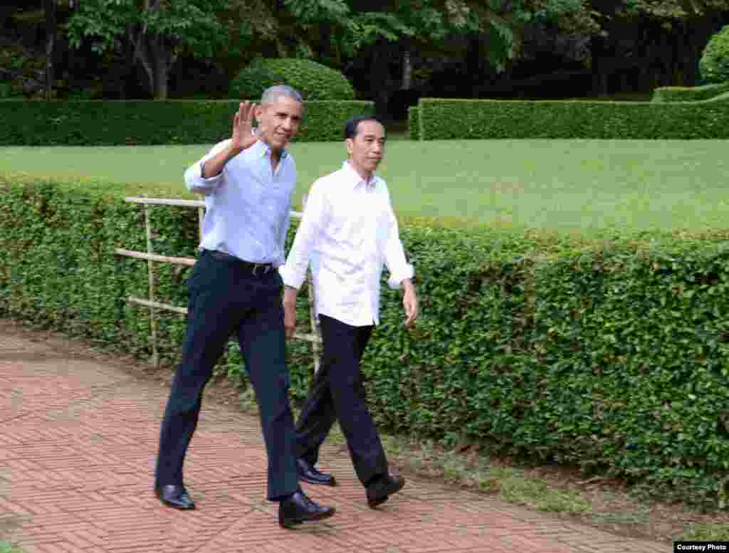 Presiden Joko Widodo dan mantan Presiden Barack Obama berkeliling Istana Bogor, Jumat (30/6). (Courtessy : Setpress RI)