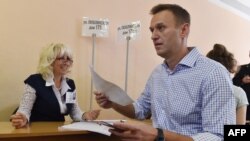 Pemimpin oposisi Rusia Alexei Navalny saat memberikan suara di tempat pemungutan suara dalam pemilu Duma di Moskow, 8 September 2019. (Foto:AFP)