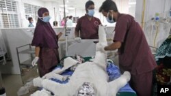 Doktori zbrinjavaju opekotine muslimanskog vernika u bolnici u Daki, Bangladeš, 5. septembra 2020. Na desetine vernika zadobilo je teške opekotine zbog eksplozije usred molitve izazvane curenjem gasa u džamiji pored Dake.