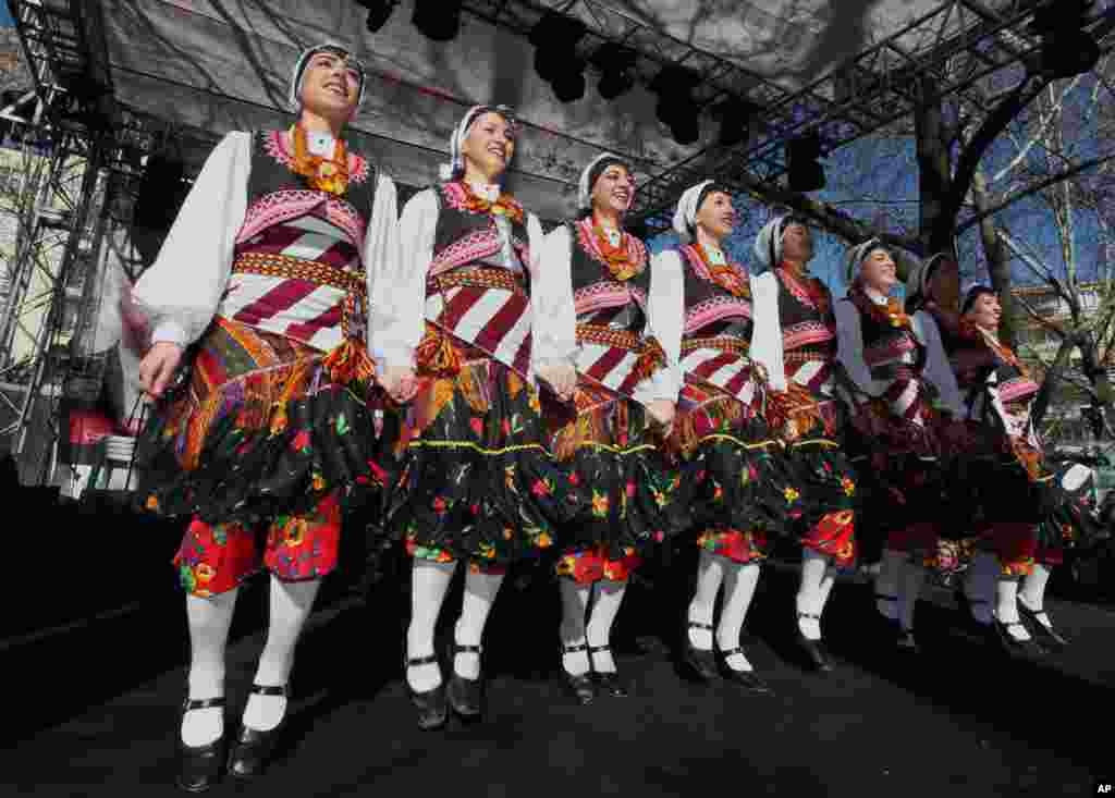 Young Turkish women dance joining the One Billion Rising movement, a worldwide rally to call for the end to violence against women and girls, in Ankara, Turkey, Feb. 14, 2013. 