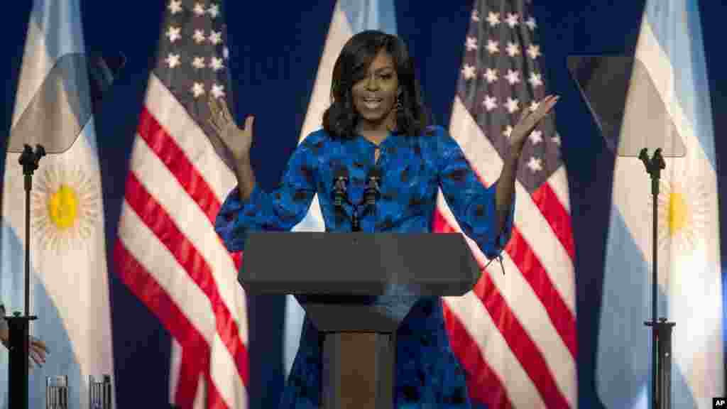 La première dame Michelle Obama s&#39;adresse à des élèves du lycée du Centre Métropolitain de Diseño, Buenos Aires, 23 mars 2016.