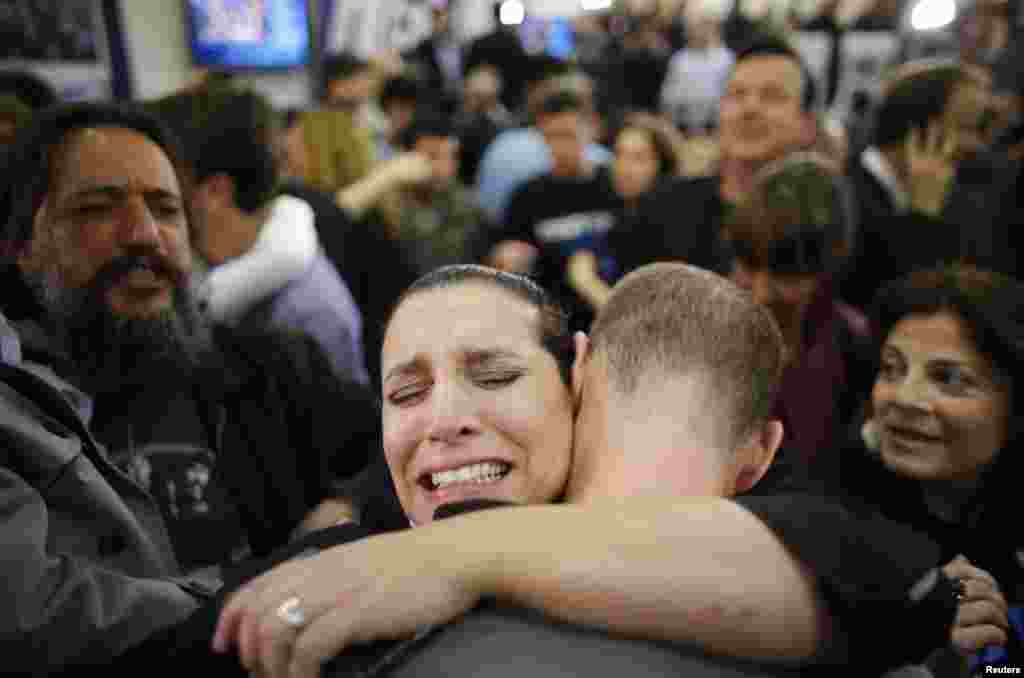 Pendukung Partai Yesh Atid merayakan hasil survei exit poll di markas besar di Tel Aviv (22/1).