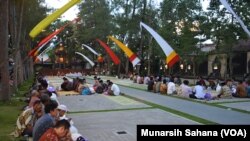 Ratusan warga dari dusun-dusun sekitar Gereja Ganjuran mengikuti kenduri bersama lintas iman, Kamis (21/6/18) (foto: VOA/Munarsih Sahana)