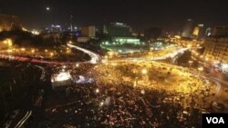 Suasana di pusat demo, Tahrir Square-Kairo saat pergantian tahun 2012. Warga berkumpul di lapangan ini untuk mengenang korban selama pergolakan penggulingan kekuasaan Hosni Mubarak (1/1).