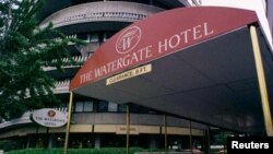 Pintu gerbang utama Hotel Watergate di Washington DC (Foto: dok). 