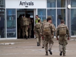 Members of the British armed forces 16 Air Assault Brigade arrive at RAF Brize Norton base after being evacuated from Kabul, in Oxfordshire, Britain, Aug. 29, 2021. (Jonathan Brady/Pool via Reuters)