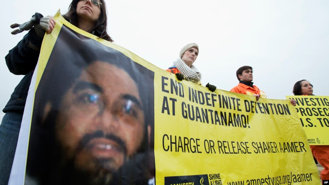 Para aktivis HAM menuntut pembebasan Shaker Aamer, warga Inggris yang ditahan di Guantanamo, dalam aksi unjuk rasa di Washington (foto: dok).