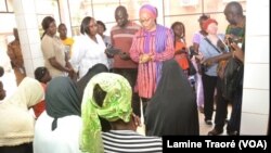 La ministre de la Femme rencontre des filles excisées au Centre médical protestant Schiphra Ouaga, à Ouagadougou, au Burkina Faso, le 21 octobre 2018. (VOA/Lamine Traoré)