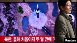 2025년 1월 6일 한국 서울역에 설치된 TV 화면에서 북한 미사일 발사 관련 뉴스 보도가 나오고 있다. (자료사진)