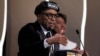 Spike Lee dirige video en protesta por el muro de Trump