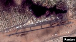 Une image satellite montre de la fumée et une vue d'ensemble de l'aéroport international de Khartoum à Khartoum, au Soudan, le 16 avril 2023. (SOURCE: Maxar Technologies via REUTERS).