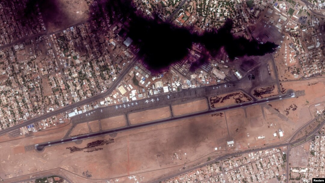 Xalqaro aeroport nishonga olingan lahza, Xartum, Sudan, 16-aprel, 2023.