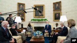 조 바이든 미국 대통령이 11일 백악관에서 일부 상원의원들과 만나 사회기반시설 확충 계획 등에 관해 논의했다.