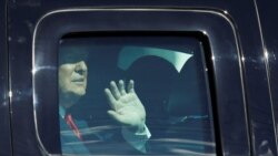 Bivši predsjednik Trump maše pristalicama iz svog automobila po dolasku u Mar a Lago na Floridi, na dan inauguracije novog predsjednika Bidena 20. januara 2021.