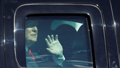 Tổng thống Trump vẫy chào khi xe của ông chạy ngang qua những người ủng hộ ở West Palm beach, bang Florida, ngày 20 tháng 1, 2021.
