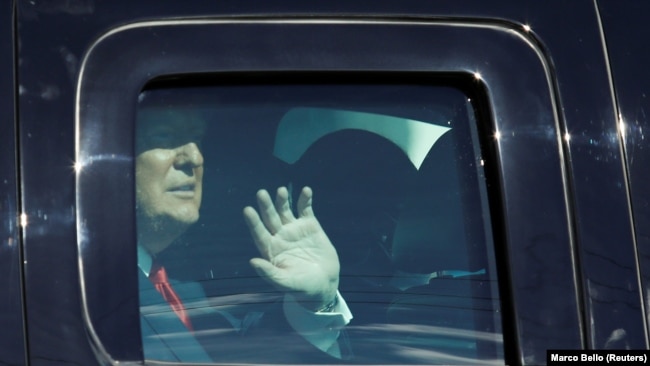 Bivši predsjednik Trump maše pristalicama iz svog automobila po dolasku u Mar a Lago na Floridi, na dan inauguracije novog predsjednika Bidena 20. januara 2021.