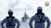 Foto tomada el 7 de agosto de 2024, publicada por las Fuerzas Armadas de Filipinas, muestra a marineros viendo el HMCS Montreal de Canadá durante la Actividad de Cooperación Marítima Multilateral (MMCA) conjunta de Filipinas, EEUU, Canadá y Australia en Mar de China Meridional. 