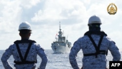 Foto tomada el 7 de agosto de 2024, publicada por las Fuerzas Armadas de Filipinas, muestra a marineros viendo el HMCS Montreal de Canadá durante la Actividad de Cooperación Marítima Multilateral (MMCA) conjunta de Filipinas, EEUU, Canadá y Australia en Mar de China Meridional. 