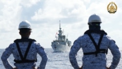 Pelaut Filipina mengamati HMCS Montreal milik Kanada selama Kegiatan Kerja Sama Maritim Multilateral (MMCA) gabungan Filipina, AS, Kanada, dan Australia di Laut Cina Selatan. (Angkatan Bersenjata Filipina/AFP)