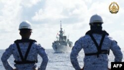 Pelaut Filipina mengamati HMCS Montreal milik Kanada selama Kegiatan Kerja Sama Maritim Multilateral (MMCA) gabungan Filipina, AS, Kanada, dan Australia di Laut Cina Selatan. (Angkatan Bersenjata Filipina/AFP)