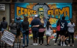 미국 미네아폴리스에서 조지 플로이드가 경찰에 체포되는 과정에서 숨진 가운데, 지난 31일 사건이 일어난 곳 주변에 플로이드를 추모하는 거리 벽화가 그려졌다.