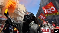 Un métallurgiste de l'usine sidérurgique d'ArcelorMittal à Fos-sur-Mer porte un masque de Darth Vader lors d'une manifestation à Marseille le 2 juin 2016.