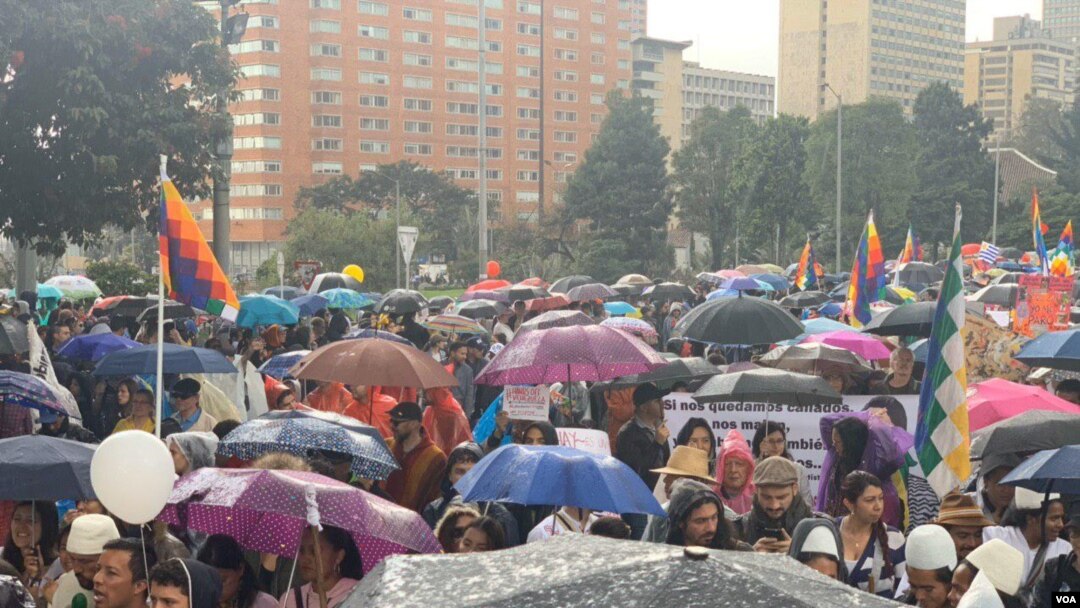 Hari pemogokan nasional dan demonstrasi memprotes Presiden Kolombia Iván Duque, di Bogotá, Kolombia, 21 November 2019. (Foto: VOA/Karen Sánchez)