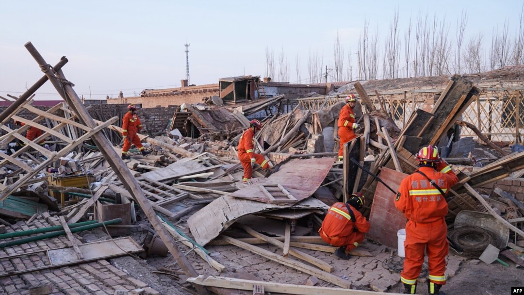Tim SAR ,elakukan pencarian korban pasca gempa di Kashgar, wilayah Xinjiang barat laut China, 20 Januari 2020. 