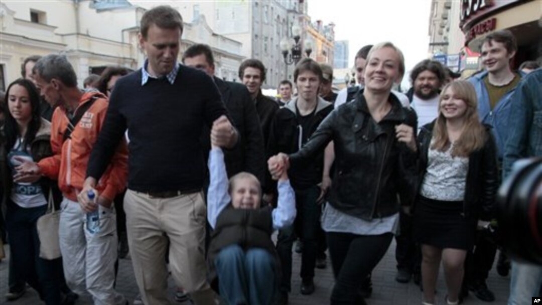 Alexei Navalny bersama isteri dan puteranya, dikelilingi para pendukungnya setelah dibebaskan dari penjara.