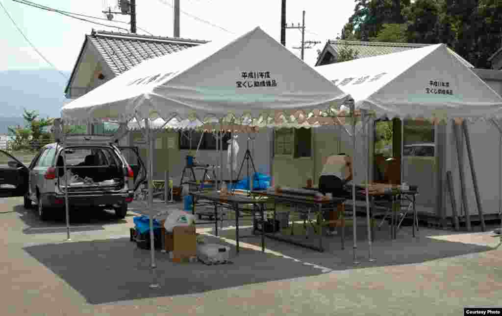 Core photography and sub-sampling were performed in this open-air workshop. (Credit: Takeshi Nakagawa)