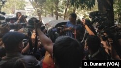 Reuters journalist Wa Lone is being taken back to jail at the end of the court session, Jan. 10, 2018, surrounded by members of the Burmese media. 