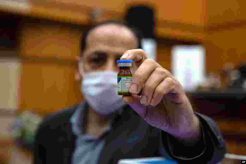 آسوشیتدپرس این عکس را از واکسن مورد ادعای مقامات جمهوری اسلامی منتشر کرده است. ایران این واکسن را &#171;رازی کو پارس&#187; نامیده و می‌گوید فاز نخست آزمایش انسانی و فاز کارآزمایی بالینی آن را آغاز کرده است. 