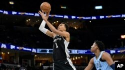 Victor Wembanyama (1), dispara por delante del delantero de los Memphis Grizzlies, GG Jackson (45), en la primera mitad de un partido de baloncesto de la NBA el 9 de abril de 2024, en Memphis, Tennessee.