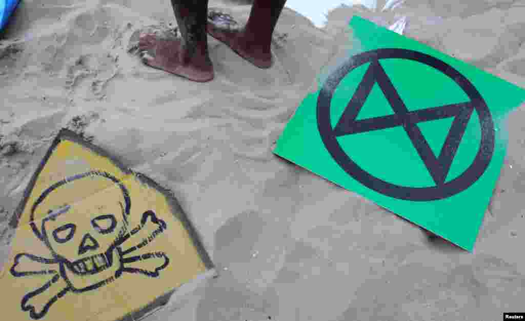 Elementos en la playa de Copacabana, Río de Janeiro, Brasil, traídos por activistas del medio ambiente para la protesta mundial Rebelión de la Extinción. Oct. 7 de 2019. AP. &nbsp;