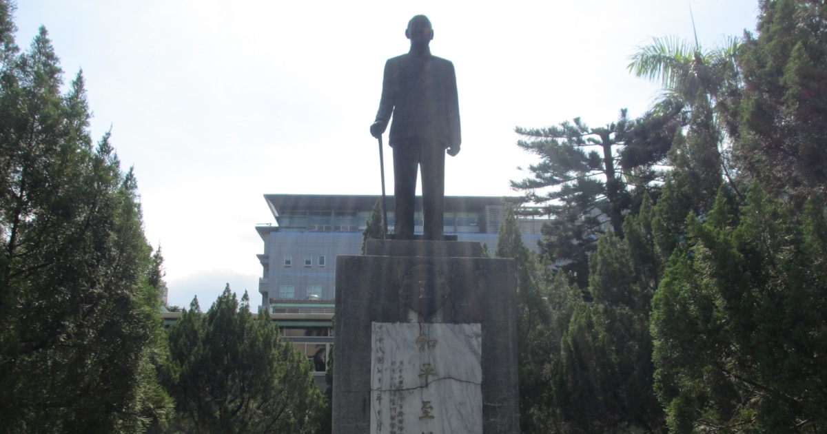 台湾高中学生要求蒋介石铜像撤出校园