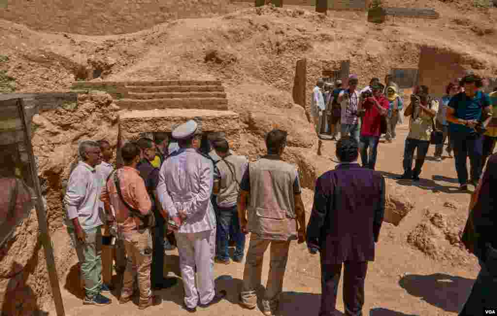 Experts take journalists on a tour of the site, uncovered after a number of modern buildings were removed. (Photo: H. Elrasam) 