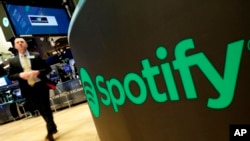 ARCHIVO- Logo de Spotify en la Bolsa de Valores de Nueva York. 3/4/18. AP Foto/Richard Drew.