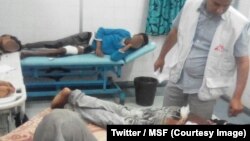 Plus d'une centaine de migrants se sont enfuis cette semaine d'un camp où ils étaient détenus et torturés par des trafiquants, dans la ville de Bani Walid, dans l'ouest de la Libye, selon l'ONG Médecins sans frontières (MSF), le 25 mai 2018. (Twitter/MSF)