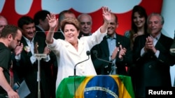 ປະທານາທິບໍດີຂອງບຣາຊີລ ແລະ ຫົວໜ້າພັກກຳມະກອນ​ ຫຼື Workers' Party (PT) ແລະເປັນຜູ້ສະມັກເລືອກຕັ້ງ ປະທາ ນາທິບໍດີ ທ່ານນາງ Dilma Rousseff ສະແດງຄວາມດີໃຈ ໃນລະຫວ່າງ ກອງປະຊຸມຖະແຫລງຂ່າວ ຫຼັງຈາກທີ່ມີການ ເປີດເຜີຍ ຜົນຂອງການເລືອກຕັ້ງ ໃນນະຄອນຫລວງ Brasilia, ວັນທີ 26 ຕຸລາ 2014. 