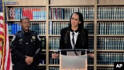 La fiscal de distrito de San Francisco, Brooke Jenkins, habla con la prensa en una conferencia de prensa junto al jefe policial William Scott el lunes 31 de octubre de 2022, en San Francisco. 