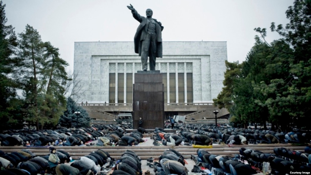 Qirg'izistonda Lenin haykali oldida musulmonlar namoz o'qimoqda
