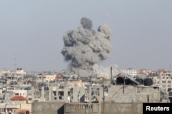 Asap mengepul setelah serangan Israel di Rafah. (Foto: Reuters)